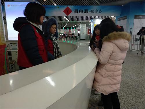 志愿者在服务台.jpg